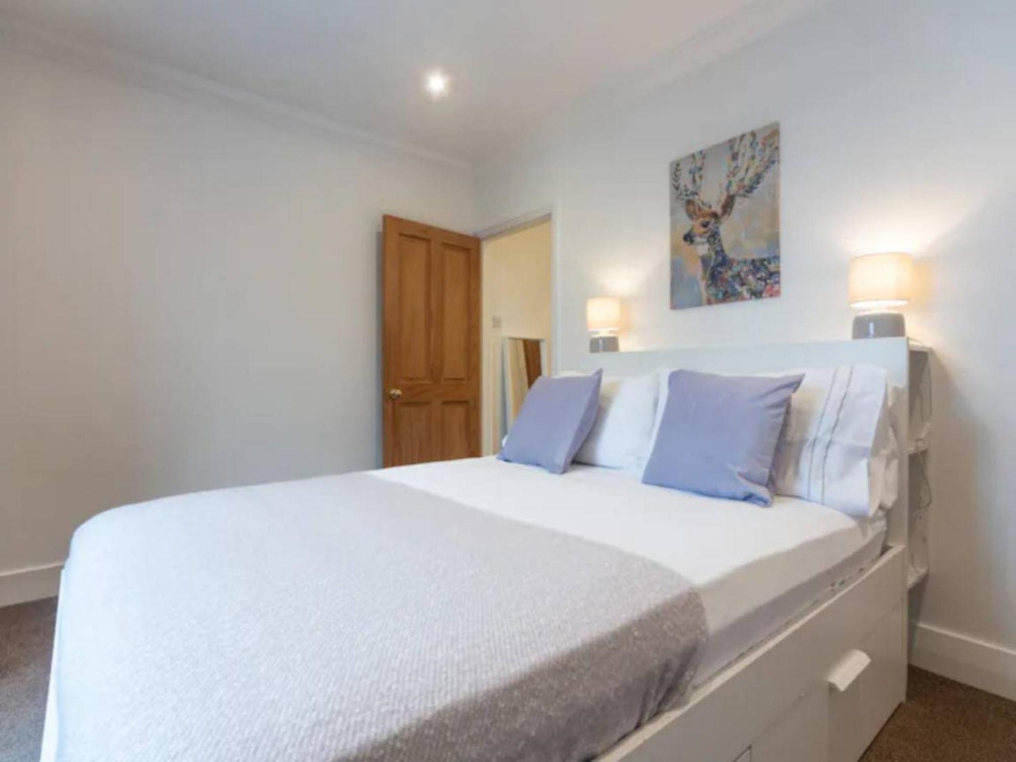 Charming Period Near Surbiton With Garden * Londra