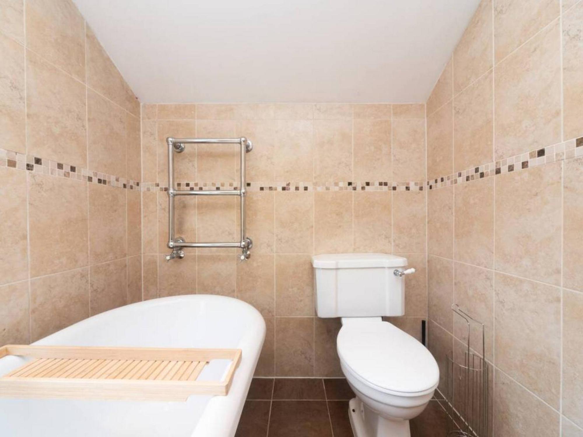 Charming Period Near Surbiton With Garden * Londra