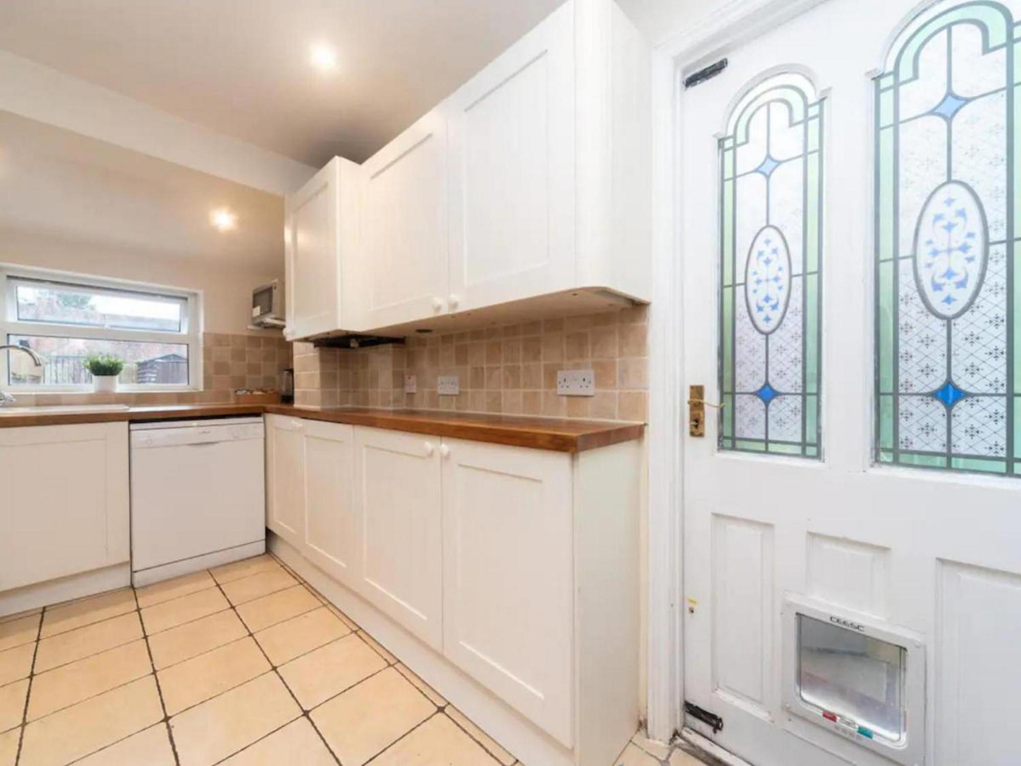 Charming Period Near Surbiton With Garden Londra