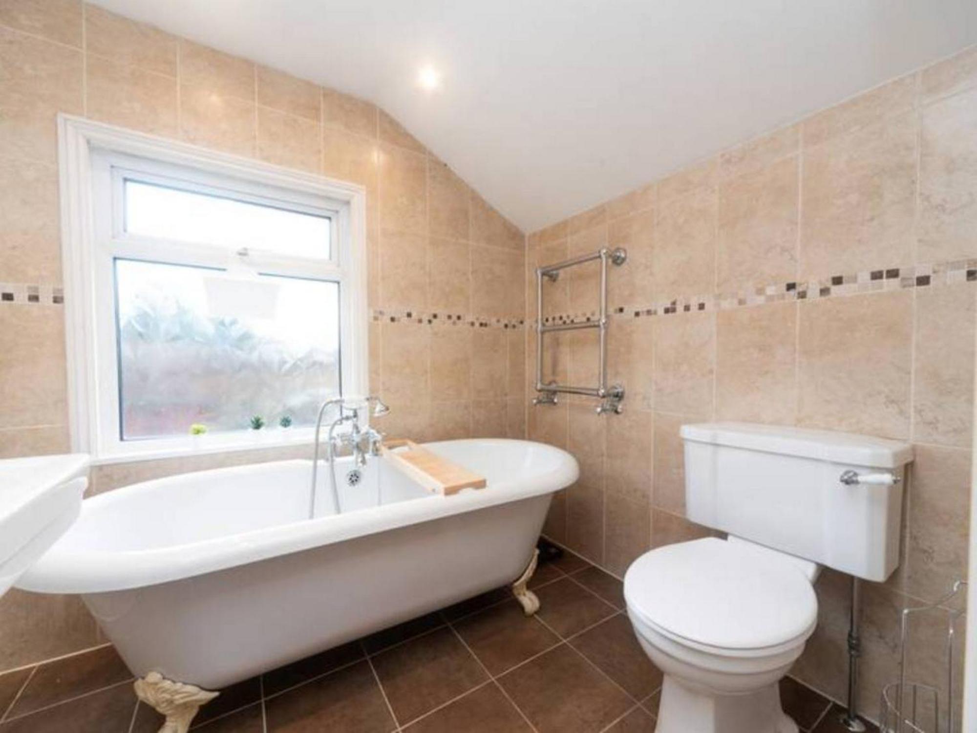Charming Period Near Surbiton With Garden Londra